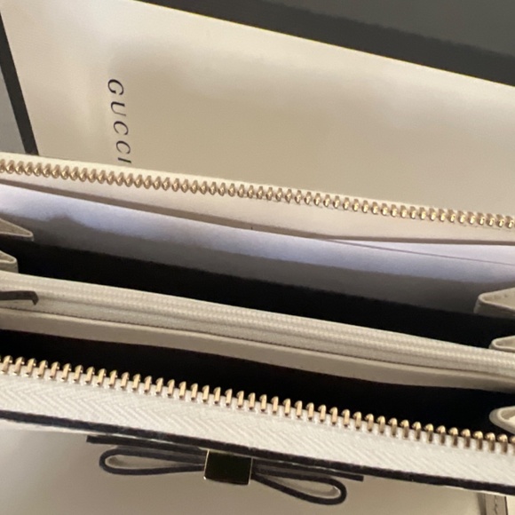 Embossed logo Gucci wallet - white leather - Picture 2 of 3